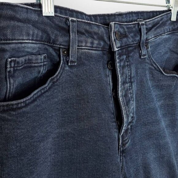 Old Navy Women's High Rise OG Straight Button Fly Jeans in Trinity Wash size 12 - Picture 2 of 7